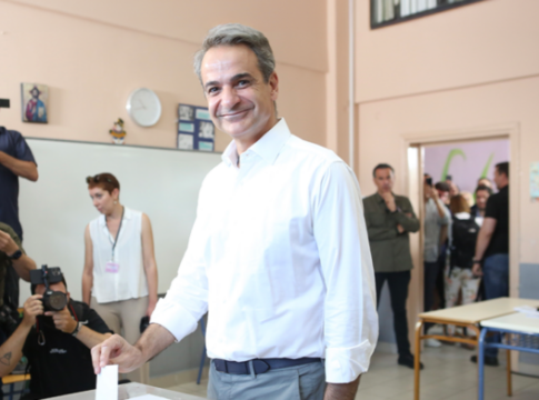 Μαζί με τον γιο του Κωνσταντίνο ψήφισε ο Κυριάκος Μητσοτάκης