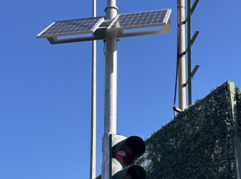 Tοποθετήθηκαν τα πρώτα φανάρια με φωτοβολταϊκό στη Βάρης Κορωπίου