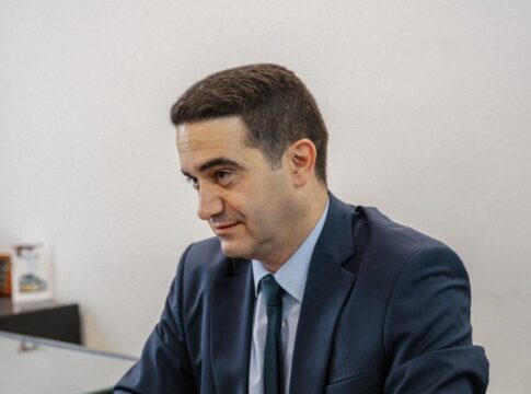 Κατέθεσε 14.000 υπογραφές στήριξης της υποψηφιότητάς του