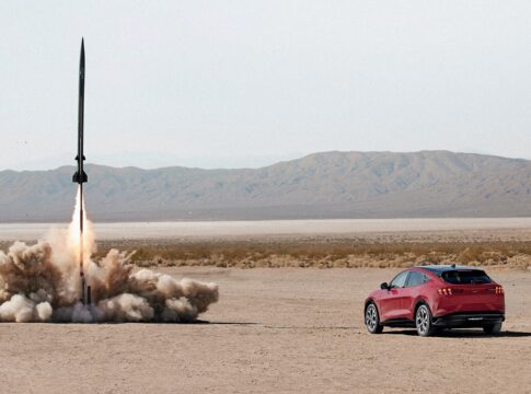 Το ηλεκτρικό αυτοκίνητο που πήγε «στο φεγγάρι και γύρισε», χωρίς αλλαγή μπαταρίας