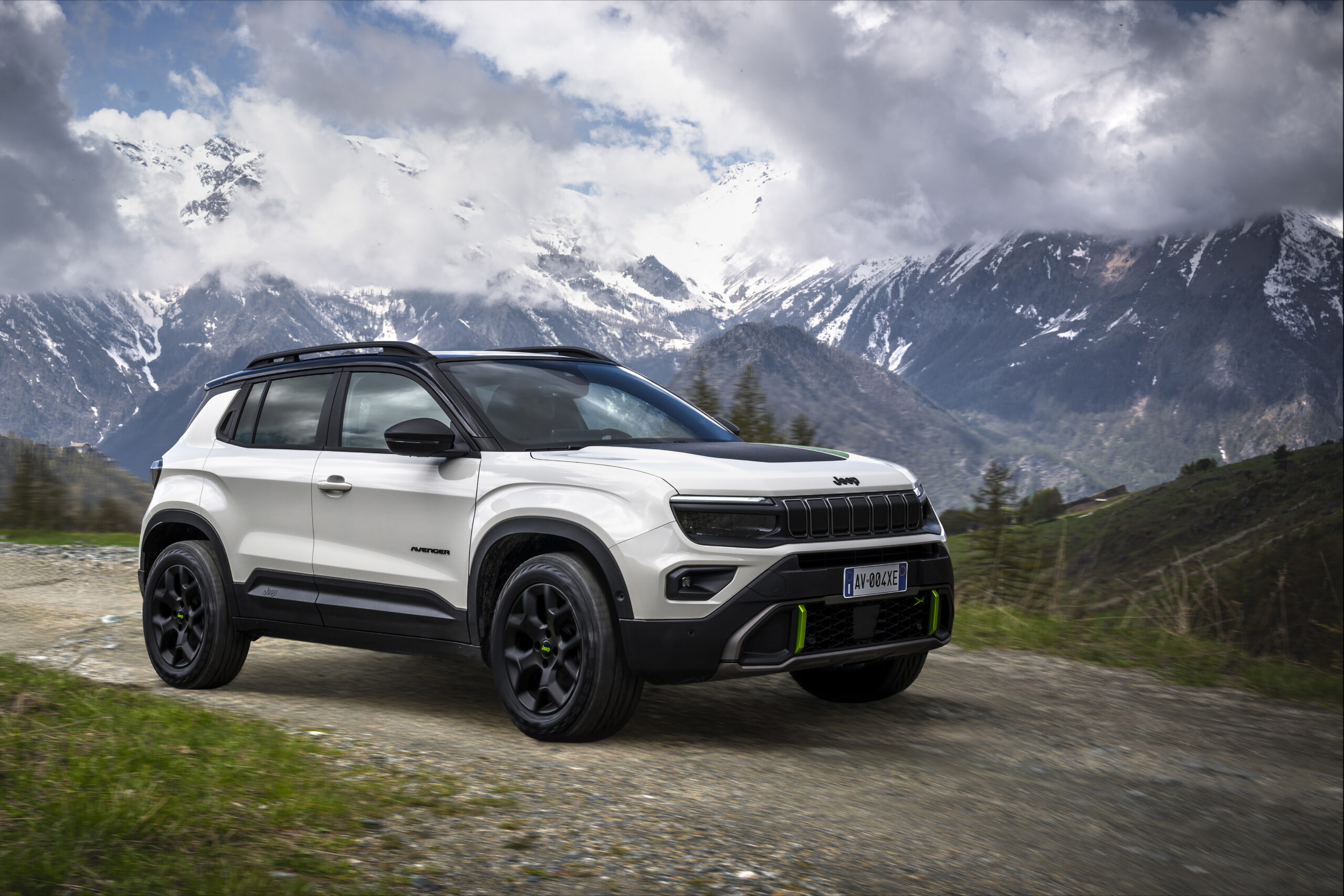 JEEP Avenger 4xe από 29.990€: Με 145 PS, τετρακίνηση και 8 χρόνια εγγύηση, κάνει την αυθεντική εμπειρία JEEP πιο προσιτή από ποτέ