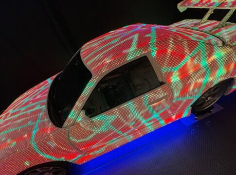 Αυτό είναι το αυτοκίνητο με τα περισσότερα φώτα (video)