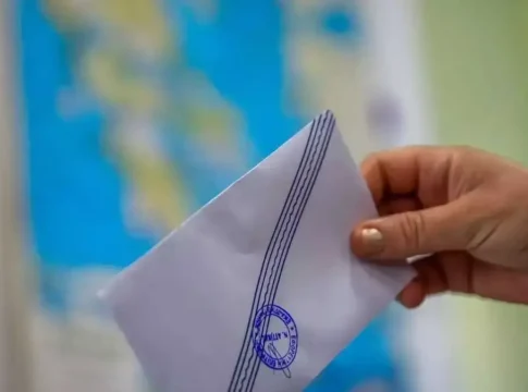 Δημοσκοπική ώθηση για ΝΔ και ΠΑΣΟΚ amid Ιρανικές εξελίξεις