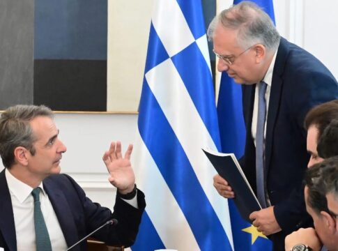 Καταιγίδα δικογραφιών απειλεί την κυβέρνηση Μητσοτάκη