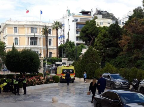 Χιούμορ Τσίπρα και ασφυκτική κατάσταση στη Βουλή