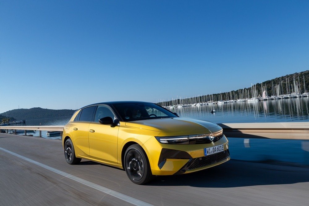 OPEL Astra 2026: Εξηλεκτρισμένη ανανέωση – Τιμές