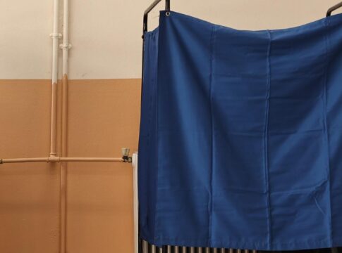 Πολιτικές Αναταράξεις: Υποκλοπές και Τεχνολογική Μεταρρύθμιση