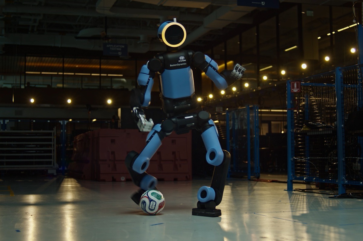 HYUNDAI: Το ρομπότ Atlas παίζει ποδόσφαιρο στο Μουντιάλ (video)