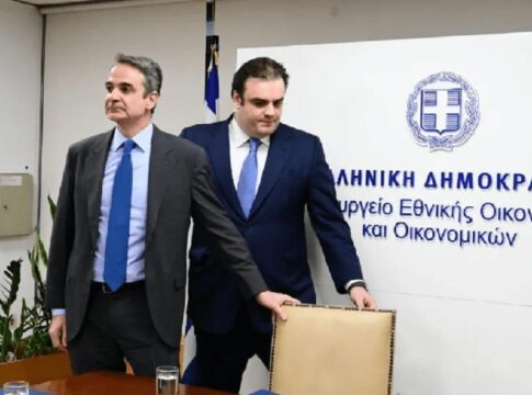 Η κυβέρνηση Μητσοτάκη υπό την πίεση της ακρίβειας και των κοινωνικών ανισοτήτων