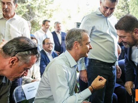 Νέα Ηγεσία και Τάσεις Αποστασίας Ενόψει Εκλογών
