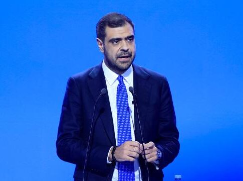 Παραιτήσεις, φάρσες και νομοθετικές αλλαγές