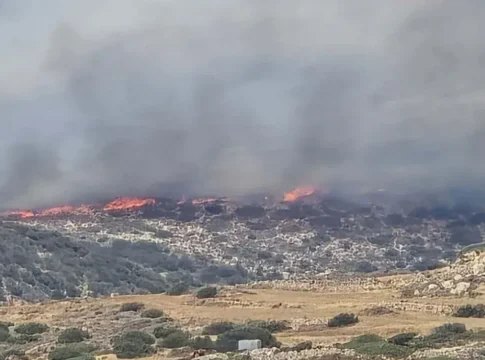 Σφοδρή σύγκρουση με τις φλόγες – Ενισχύονται οι πυροσβεστικές δυνάμεις
