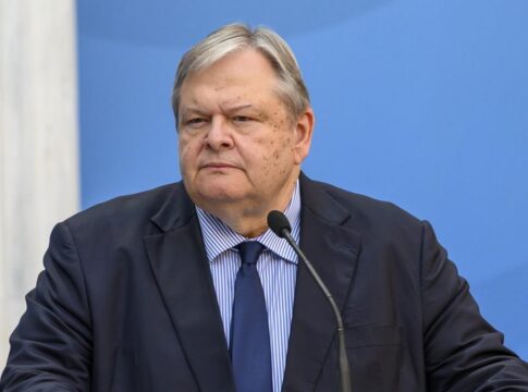 Εντάσεις στο Αιγαίο και αποχαιρετισμοί στον πνευματικό κόσμο