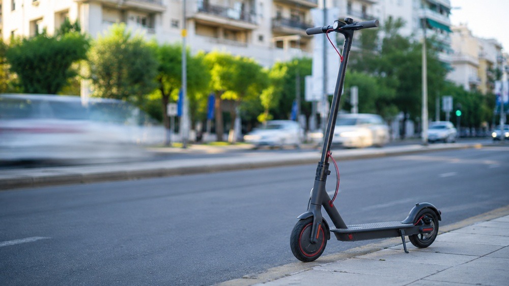 Ηλεκτρικά πατίνια: Τέλος για τους ανήλικους κάτω των 17 – Υποχρεωτική ασφάλιση και βαριά πρόστιμα
