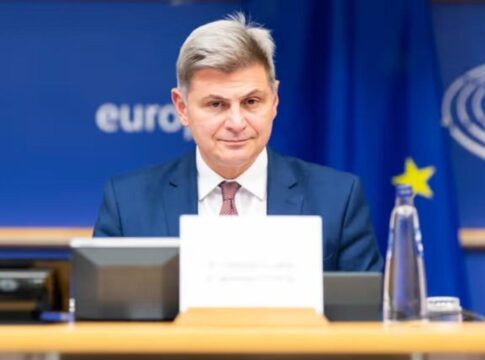 Σφοδρές Πολιτικές Αντιπαραθέσεις και Δημόσιες Αποκαλύψεις στη Βουλή