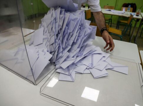Σφοδρές πολιτικές αντιδράσεις και σημαντική δημοσκοπική διαφορά στη Βουλή