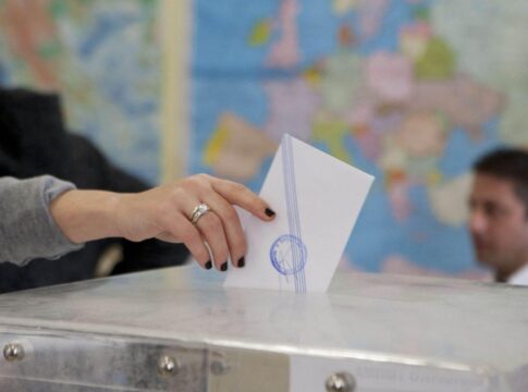 Δημοσκοπήσεις και πολιτικές αντιπαραθέσεις αναδεικνύουν τις προκλήσεις της κυβέρνησης